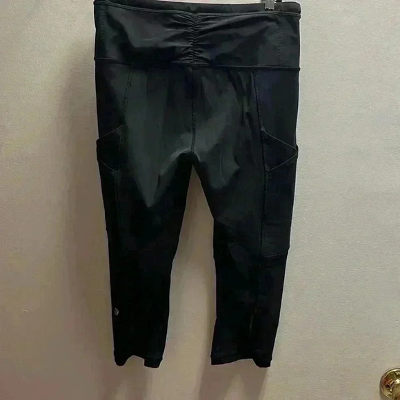 Lululemon Black Cropped Workout Pants-Size 6 - Picture 2 of 4